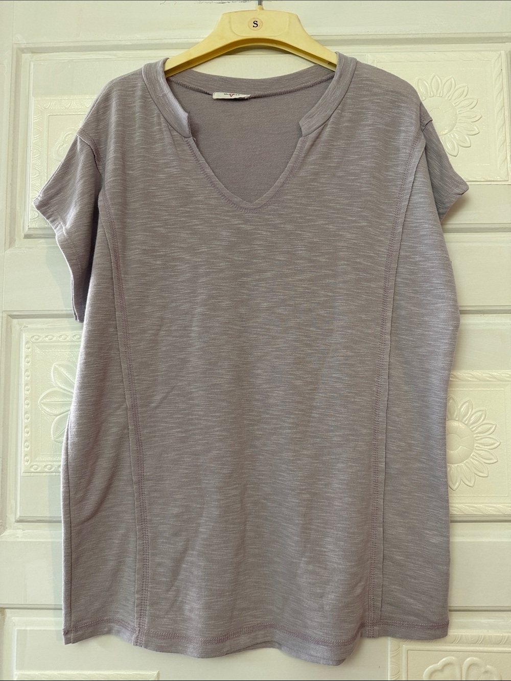 Cute fitted top by GeeGee, soft and comfy. Size medium. Soft lavender
